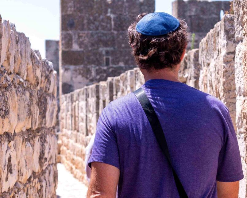 Student visiting Jerusalem. A life-changing Jewish educational experience. 