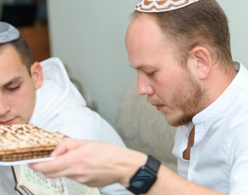 British Jews celebrating Passover
